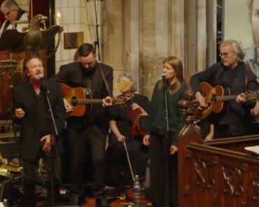 Eddie Vedder Emociona Ao Cantar No Funeral De Glen Hansard Eddie Vedder Emociona Ao Cantar No Funeral De Glen Hansard