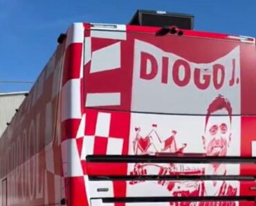 Liverpool Homenageia Diogo Jota No Autocarro (Com Mensagem Em Português) Liverpool Homenageia Diogo Jota No Autocarro (Com Mensagem Em Português)