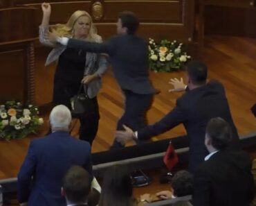 Momento Insólito No Parlamento Do Kosovo Com Deputada a Atirar Ovos Contra Primeiro-Ministro Momento Insólito No Parlamento Do Kosovo Com Deputada a Atirar Ovos Contra Primeiro-Ministro