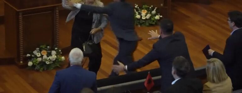 Momento Insólito No Parlamento Do Kosovo Com Deputada a Atirar Ovos Contra Primeiro-Ministro Momento Insólito No Parlamento Do Kosovo Com Deputada a Atirar Ovos Contra Primeiro-Ministro