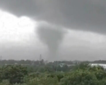 Durante Forte Tempestade, Tornado Atinge Escola No Sul Da China Durante Forte Tempestade, Tornado Atinge Escola No Sul Da China