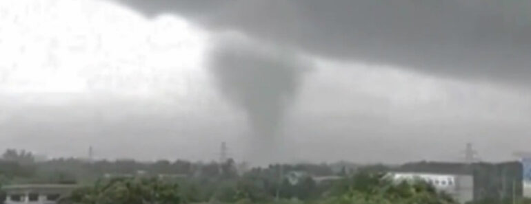 Durante Forte Tempestade, Tornado Atinge Escola No Sul Da China Durante Forte Tempestade, Tornado Atinge Escola No Sul Da China