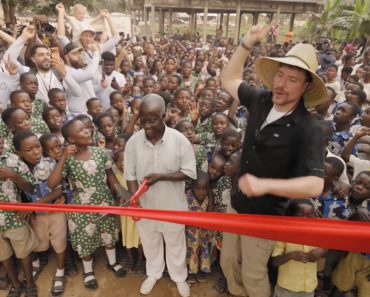MrBeast Gastou 10 Milhões De Dólares Para Construir Uma Aldeia No Gana e Ajudar Crianças MrBeast Gastou 10 Milhões De Dólares Para Construir Uma Aldeia No Gana e Ajudar Crianças