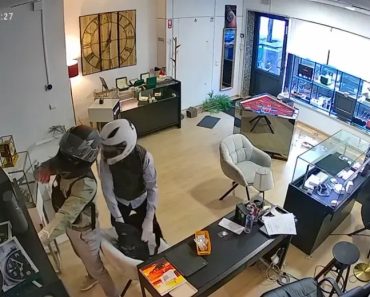 Imagens De Videovigilância Mostram Assalto à Mão Armada Em Lisboa. Levaram 40 Relógios De Luxo Imagens De Videovigilância Mostram Assalto à Mão Armada Em Lisboa. Levaram 40 Relógios De Luxo