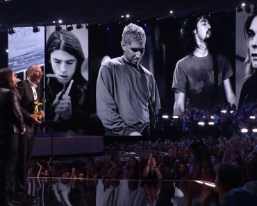 Nirvana Regressam Aos MTV VMAs 34 Anos Depois Para Receber Prémio Histórico Nirvana Regressam Aos MTV VMAs 34 Anos Depois Para Receber Prémio Histórico
