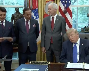 Donald Trump Parece Adormecer Novamente Na Casa Branca Donald Trump Parece Adormecer Novamente Na Casa Branca