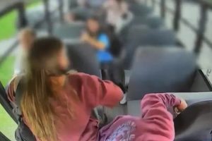“Cabeça Descaiu”. Alunas Intervêm Após Motorista Sofrer Emergência Médica
