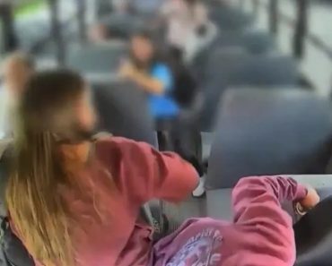 “Cabeça Descaiu”. Alunas Intervêm Após Motorista Sofrer Emergência Médica “Cabeça Descaiu”. Alunas Intervêm Após Motorista Sofrer Emergência Médica
