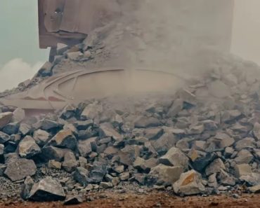 Fabricante Soterrou Carro Novo Em 20 Toneladas De Pedra Fabricante Soterrou Carro Novo Em 20 Toneladas De Pedra
