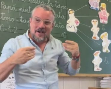 Ao Som De “Bonito, Bonito” Professor Dá Aula De Língua Gestual e Contagia Ao Som De “Bonito, Bonito” Professor Dá Aula De Língua Gestual e Contagia