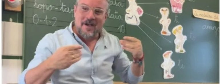 Ao Som De “Bonito, Bonito” Professor Dá Aula De Língua Gestual e Contagia Ao Som De “Bonito, Bonito” Professor Dá Aula De Língua Gestual e Contagia